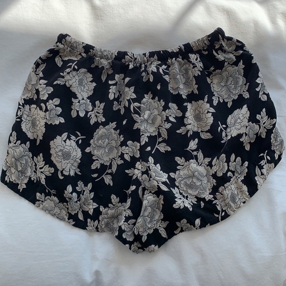 Brandy Melville flowy floral shorts - one size - Picture 2 of 3